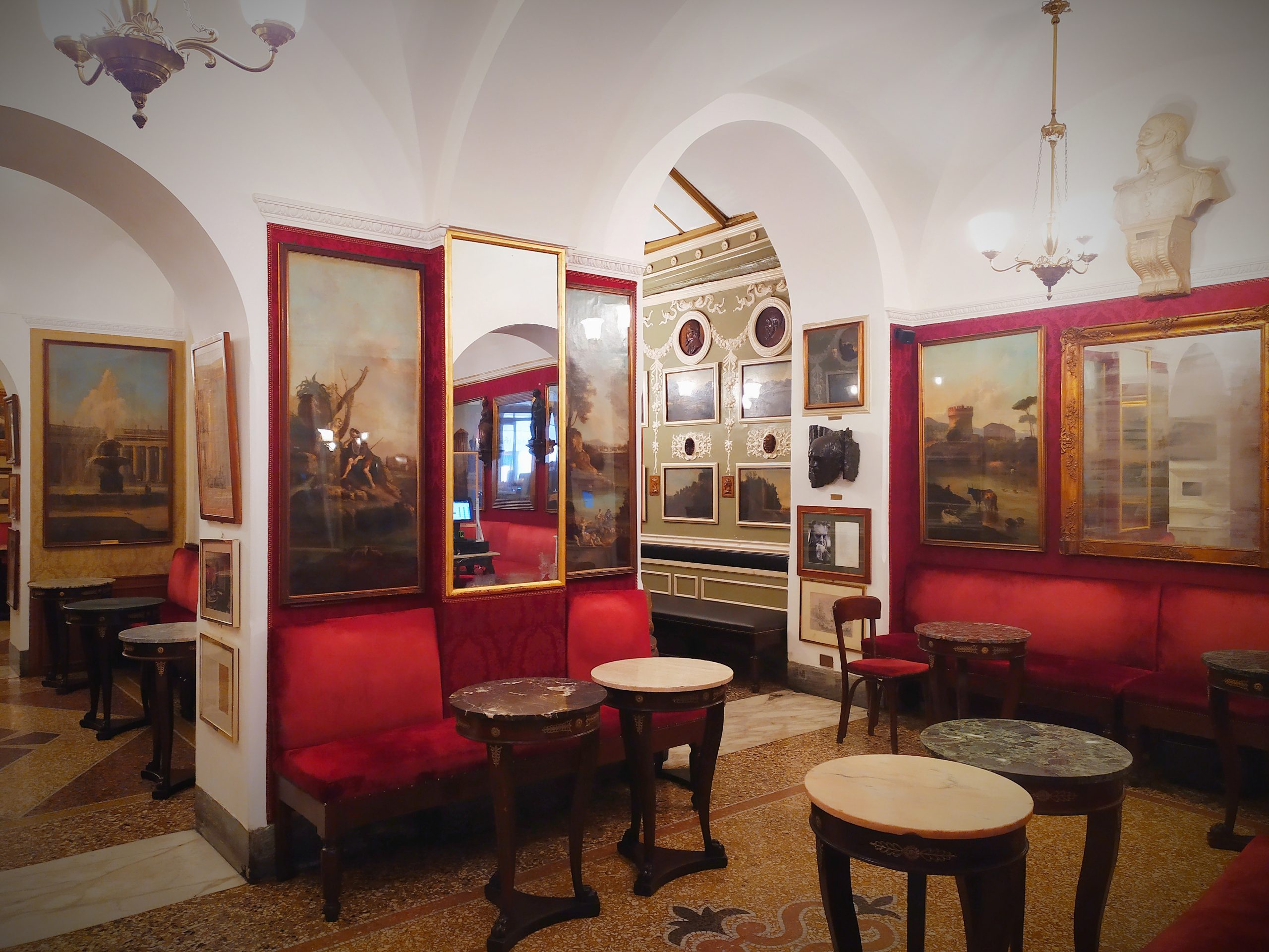 La sala delle Vedute Romane del Caffè Greco